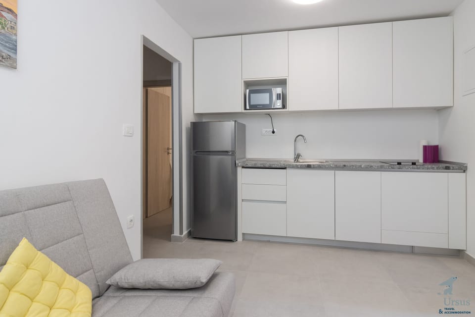 Well equipped kitchen with charming sitting area