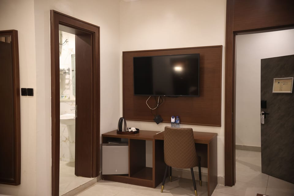 Executive Suite, 1 Queen Bed, Non Smoking | Egyptian cotton sheets, premium bedding, pillowtop beds, minibar