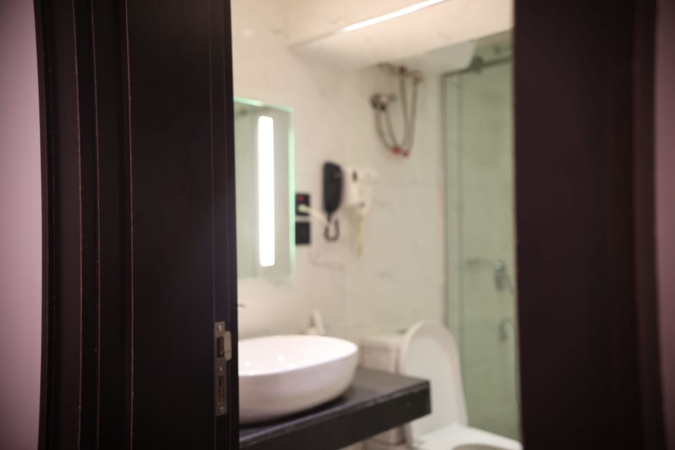 Deluxe Room, 1 Queen Bed, Non Smoking | Bathroom | Shower, designer toiletries, hair dryer, bathrobes