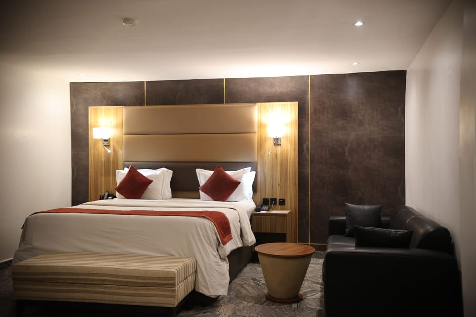 Executive Suite, 1 Queen Bed, Non Smoking | Egyptian cotton sheets, premium bedding, pillowtop beds, minibar