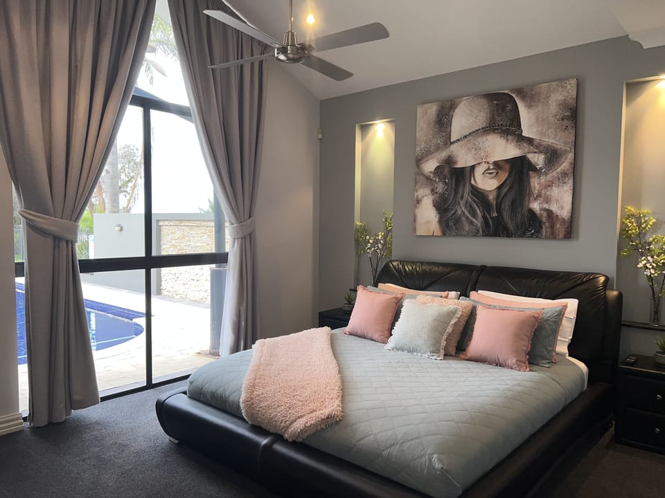 Main bedroom with ensuite (king bed) 
Bedroom 1 
Fold out bed available 