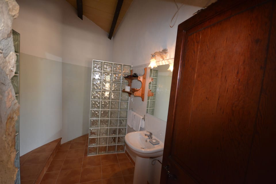 Double Room | Bathroom | Shower, free toiletries, hair dryer, towels