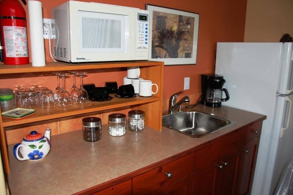 Coffee/tea maker, shared fridge, shared microwave, electric kettle