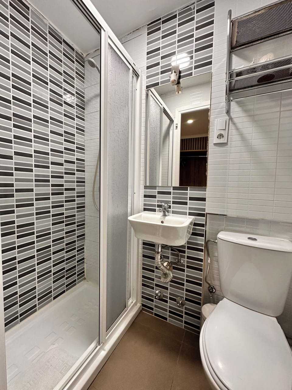 Double Room | Bathroom | Shower, free toiletries, hair dryer, towels