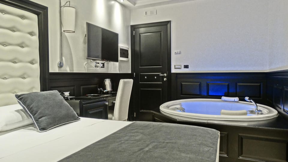 Junior Suite | Memory foam beds, minibar, desk, laptop workspace