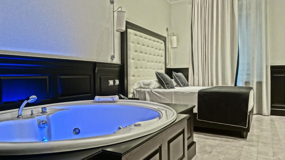 Suite | Bathroom | Free toiletries, hair dryer, towels