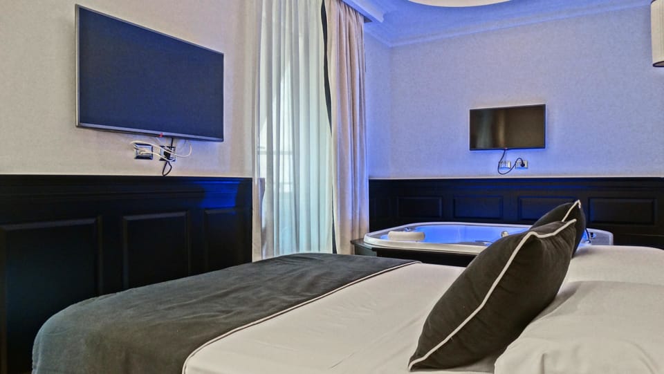 Royal Suite | Memory foam beds, minibar, desk, laptop workspace