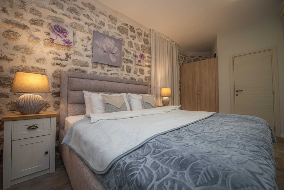 Deluxe Double Room, 1 King Bed | Individually decorated, individually furnished, desk, blackout drapes