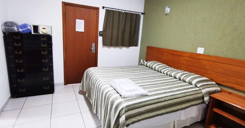 Standard Triple Room | Minibar, in-room safe, bed sheets