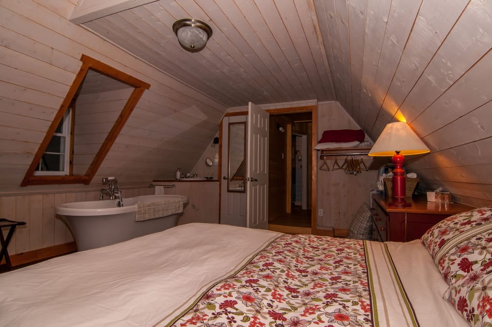 Superior Room, 1 Queen Bed, Private Bathroom, Mountain View (4) | Desk, free WiFi, bed sheets