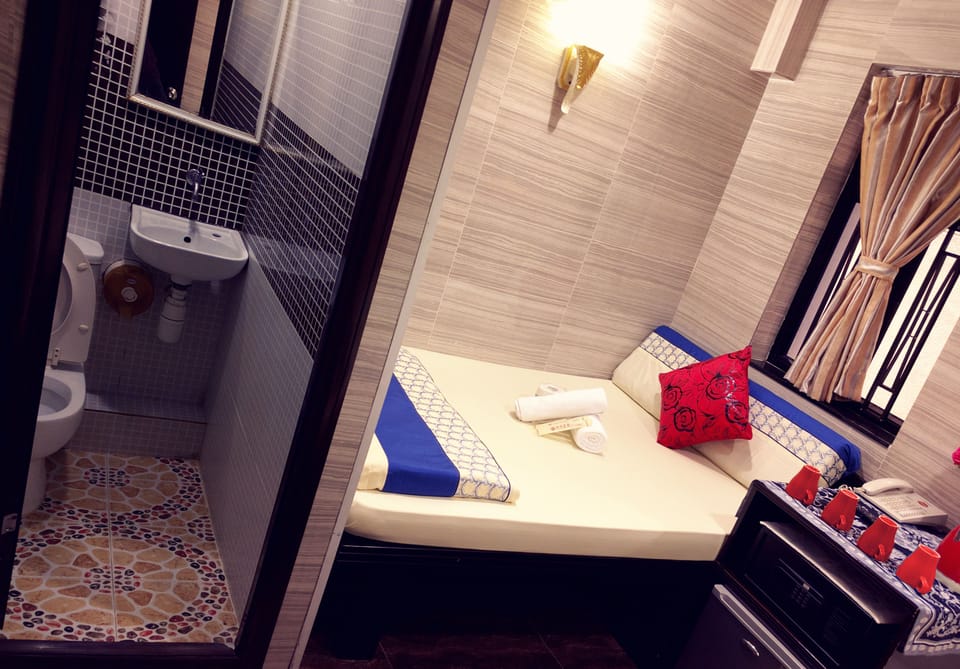Single Room | In-room safe, iron/ironing board (on request), WiFi (surcharge)