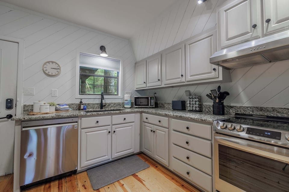 Fully stocked kitchen!