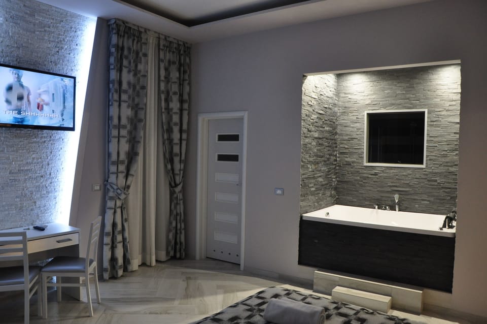 Suite, Hot Tub | Minibar, in-room safe, desk, soundproofing