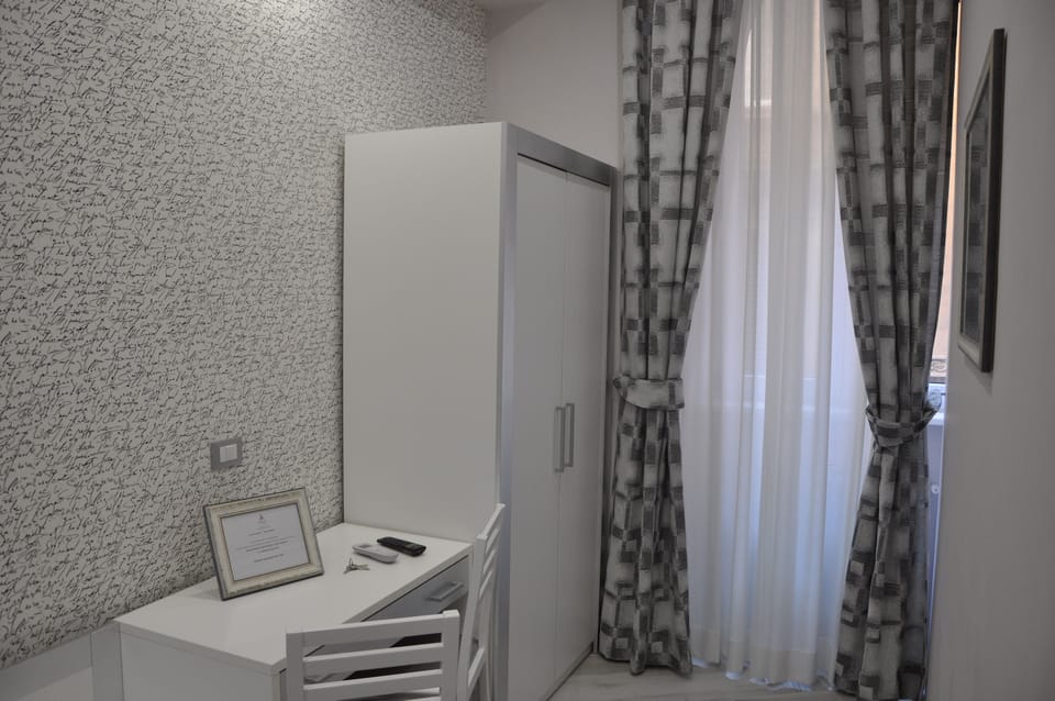 Double Room | Minibar, in-room safe, desk, soundproofing