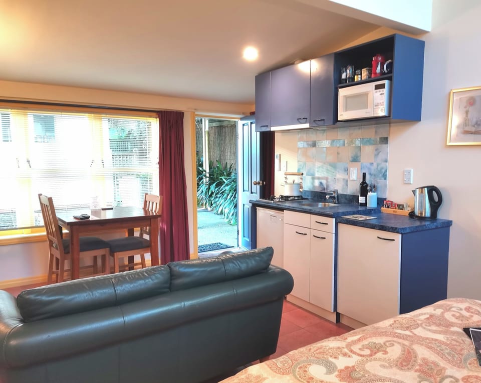 Studio, Courtyard Area | Private kitchen | Coffee/tea maker, electric kettle