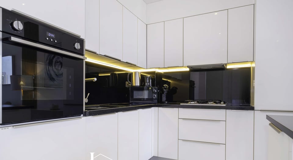 Deluxe Apartment, 1 Queen Bed with Sofa bed, Non Smoking, City View | Private kitchen | Fridge, microwave, oven, stovetop