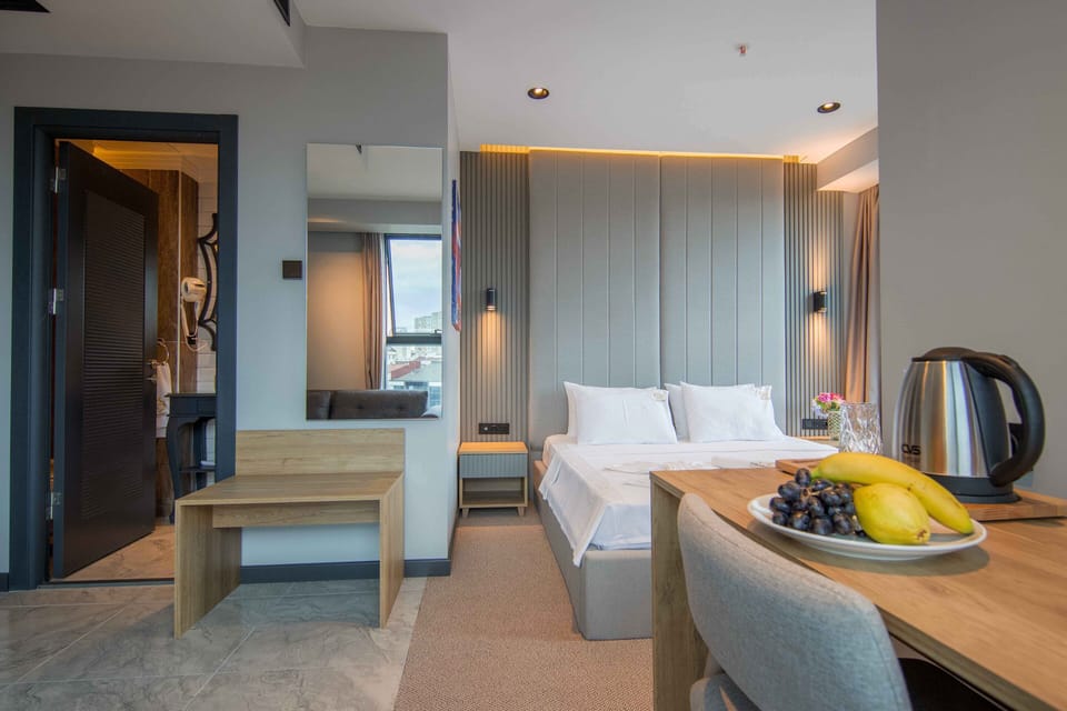 Family Room | Hypo-allergenic bedding, minibar, laptop workspace, soundproofing