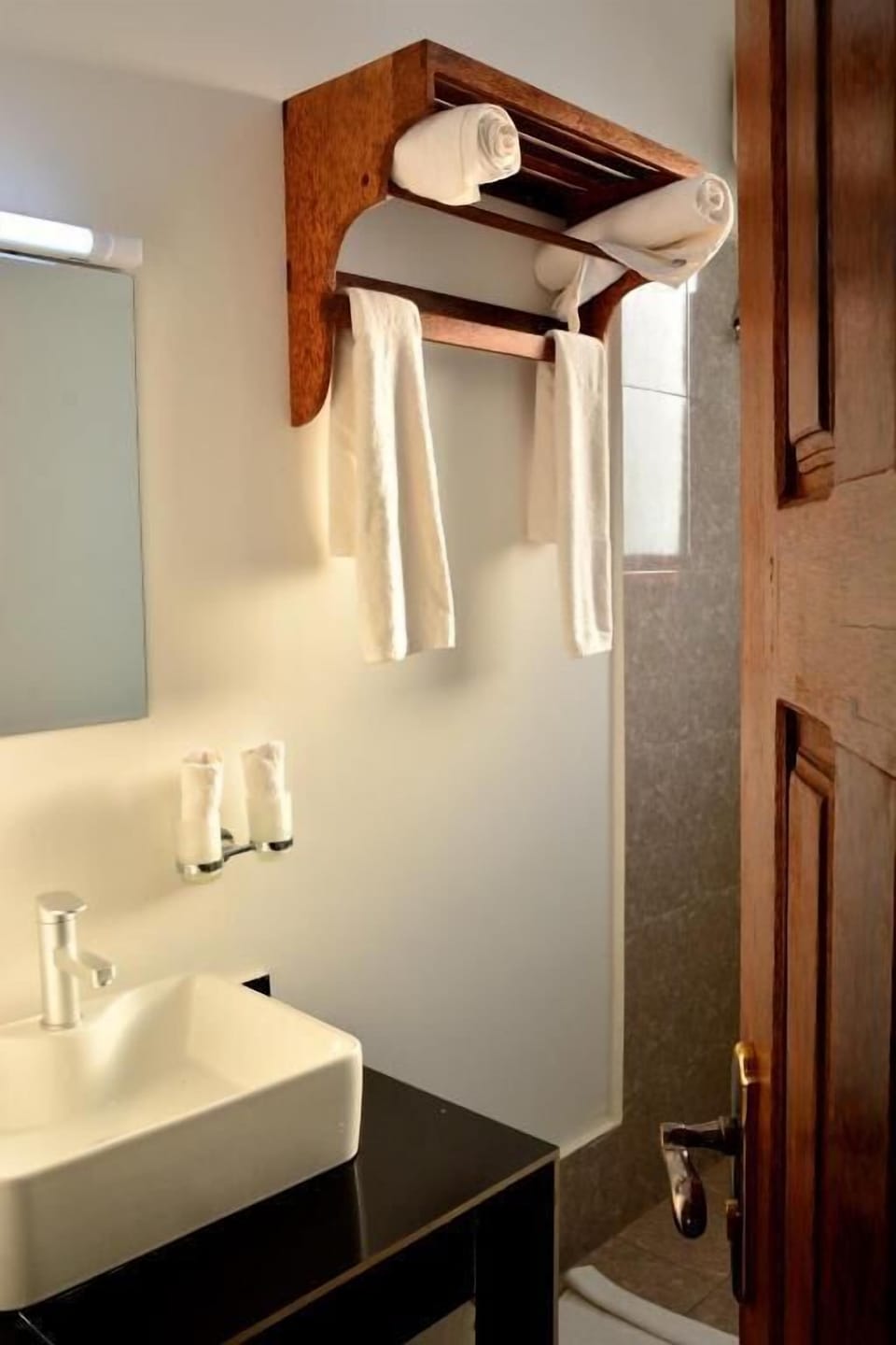 Shower, rainfall showerhead, free toiletries, hair dryer