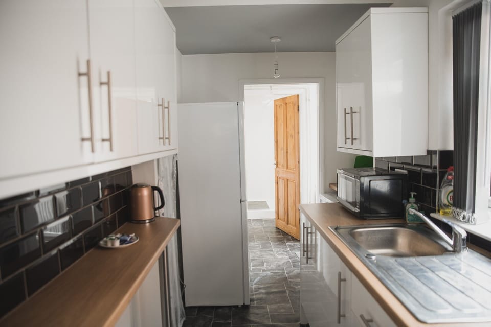 Full-size fridge, microwave, oven, stovetop