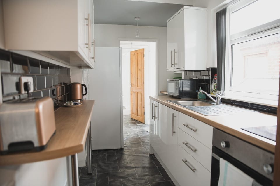 Full-size fridge, microwave, oven, stovetop