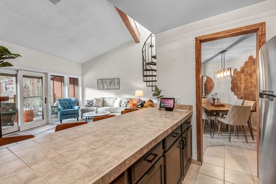 A convenient pass-through kitchen makes dining in feel effortless—perfect for cozy nights and easy hosting. 🍝🏡