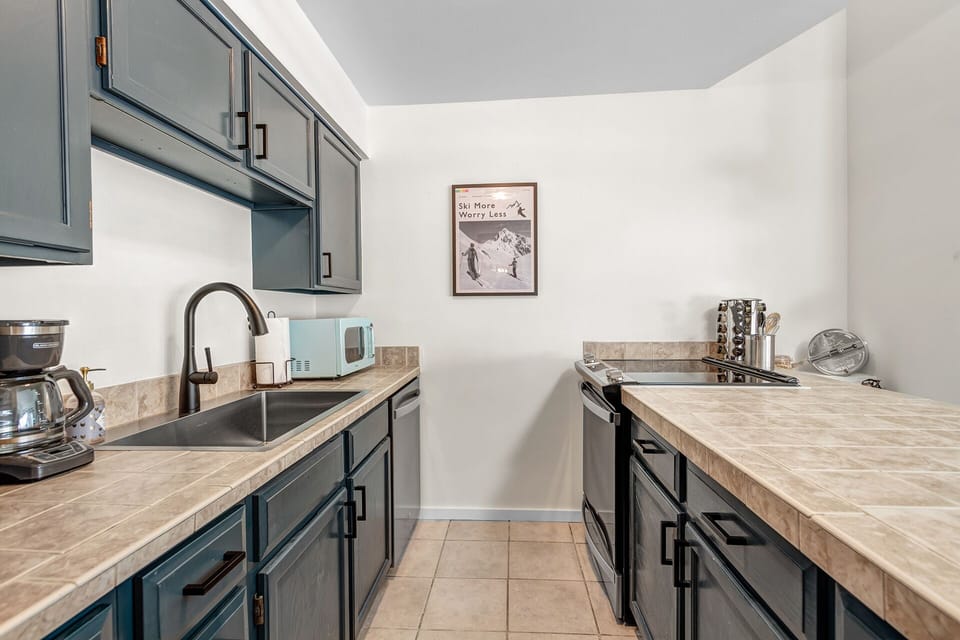 HFTH kitchens are stocked like home—multiple coffee options, fresh beans + grinder, spices, condiments, and all the extras you'll love. ☕🍳