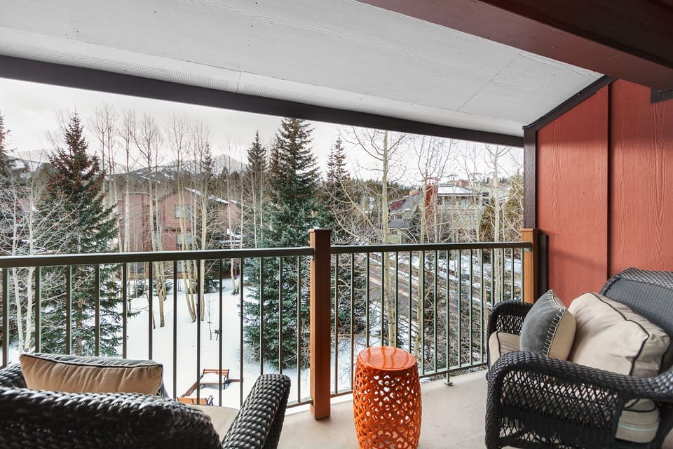 Winter magic: ski in from the Four O'Clock Run right to the condo—an après dream in one of Breck's best settings. 🎿❄️