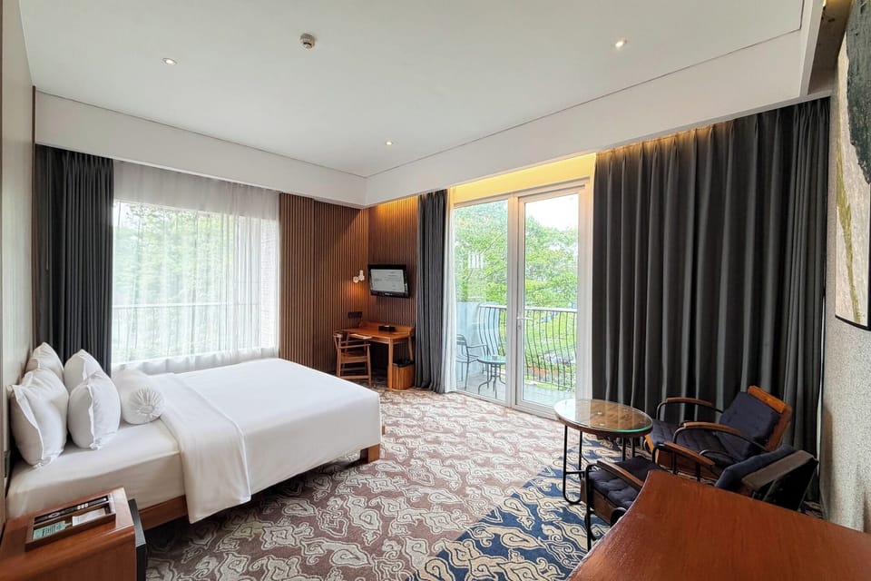 Executive Room, 1 Queen Bed, City View | In-room safe, blackout drapes, WiFi (free), bed sheets