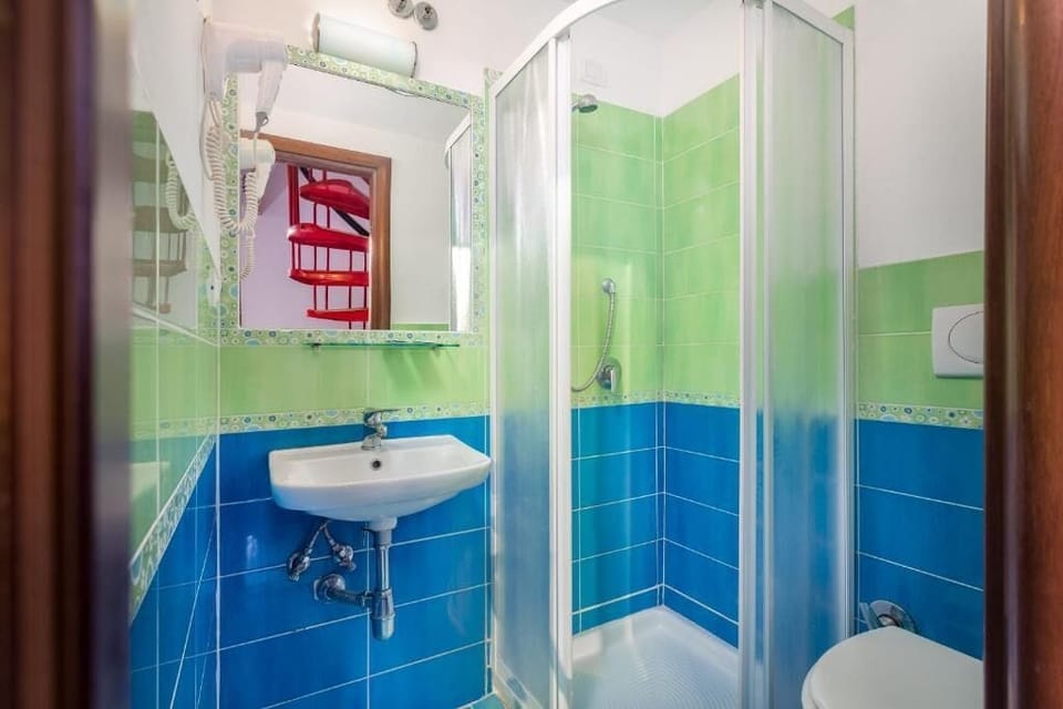 Combined shower/tub, free toiletries, hair dryer, towels
