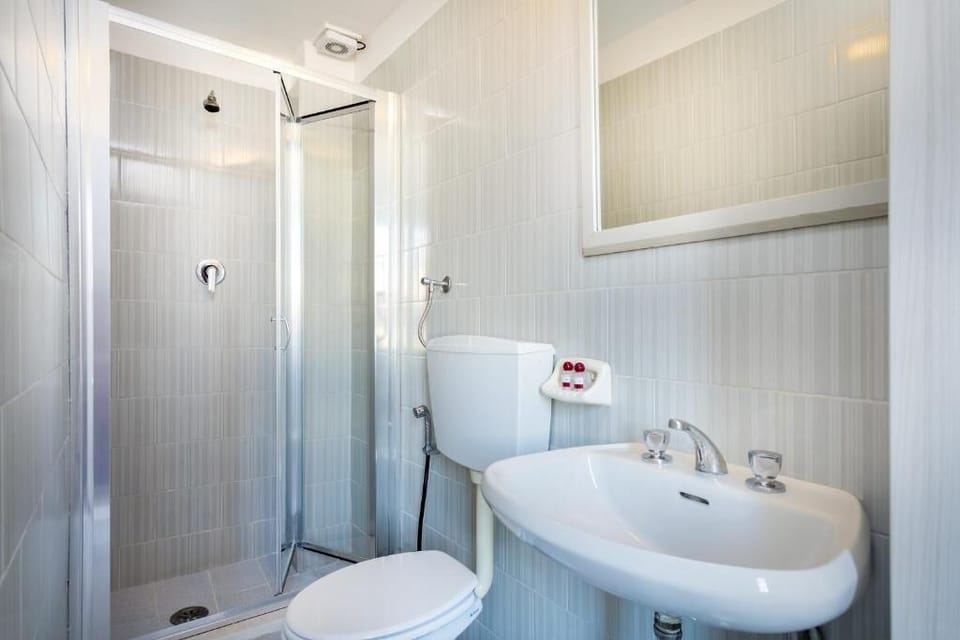 Combined shower/tub, free toiletries, hair dryer, towels