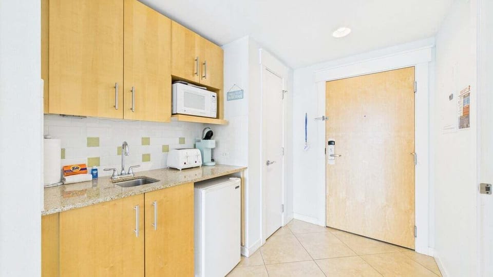 Entry-way and fully stocked kitchenette
