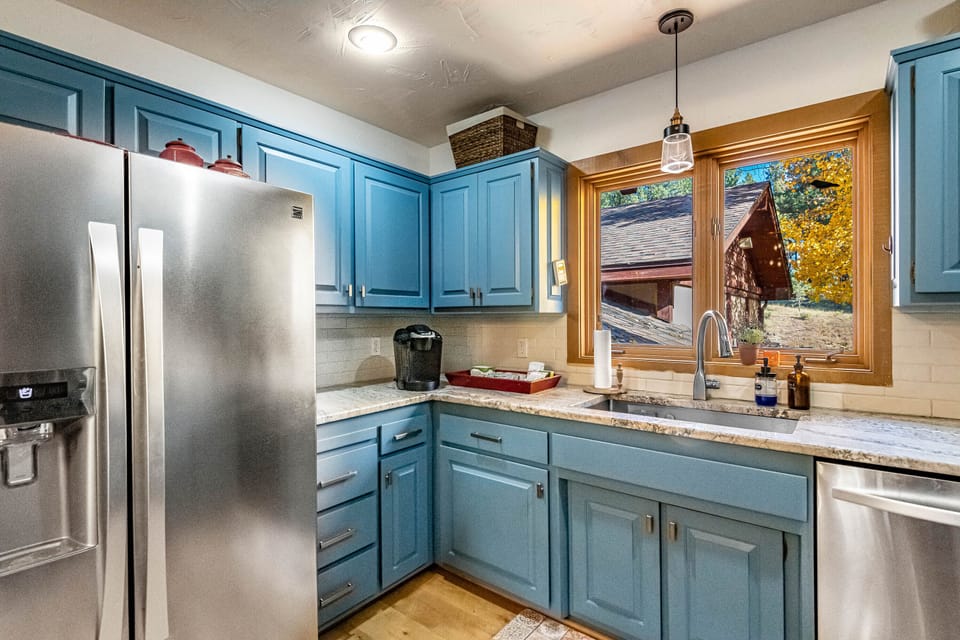 Modern stainless steel appliances look great and guarantee a great meal.