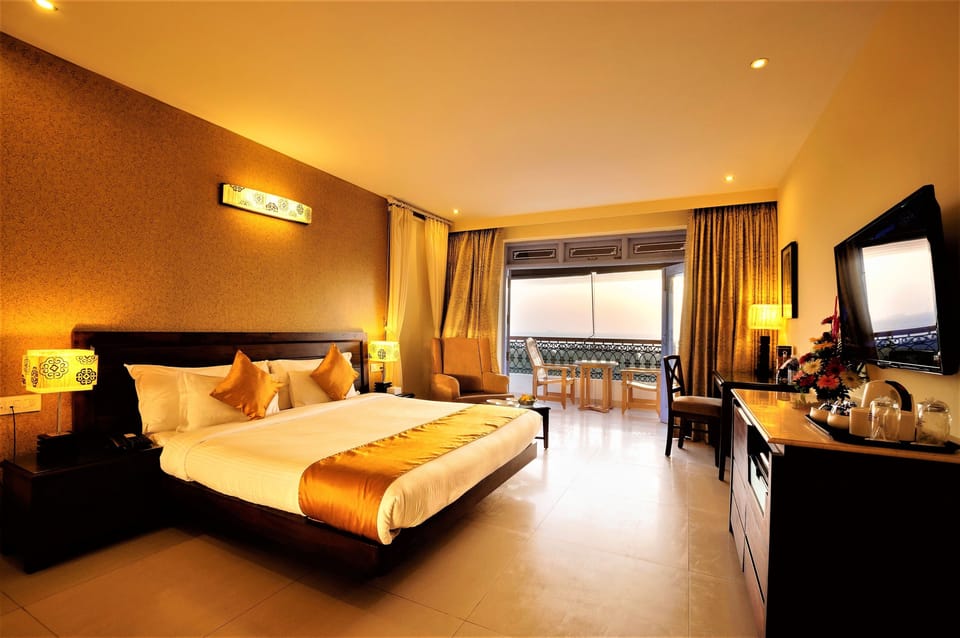 Deluxe Room | Minibar, in-room safe, blackout drapes, iron/ironing board