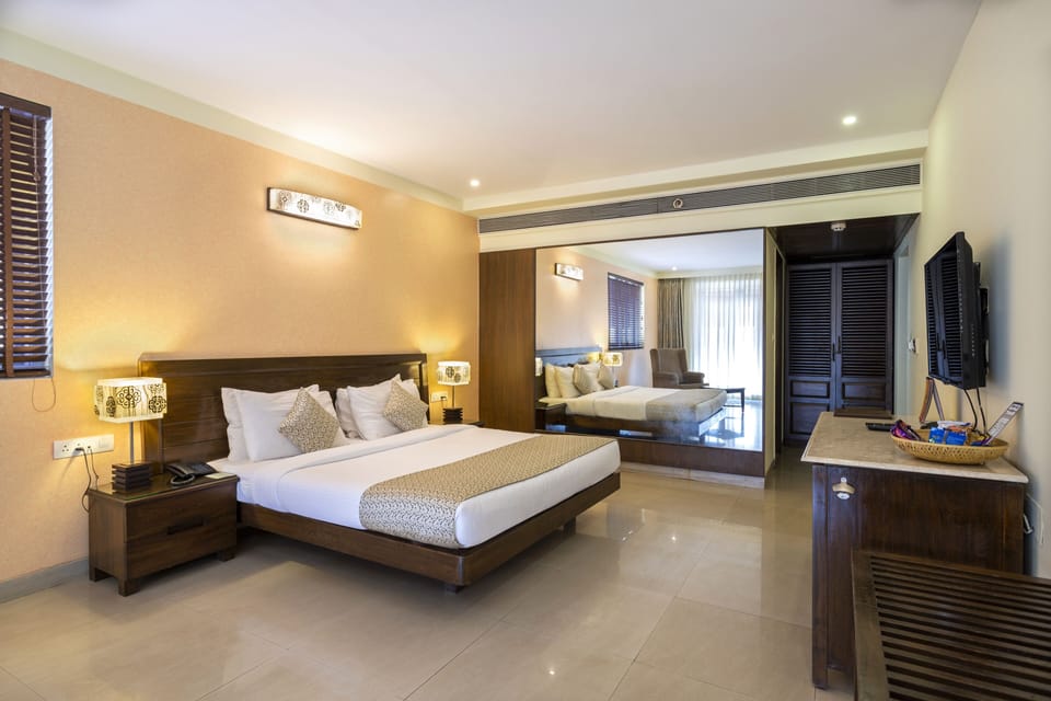 Luxury Room, City View | Minibar, in-room safe, blackout drapes, iron/ironing board