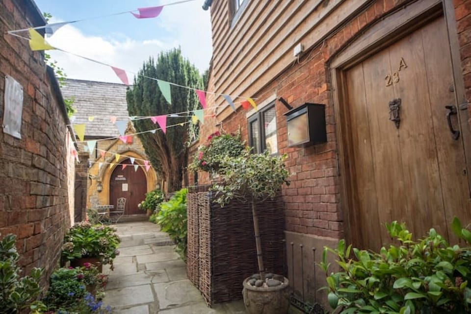 External alleyway entrance
