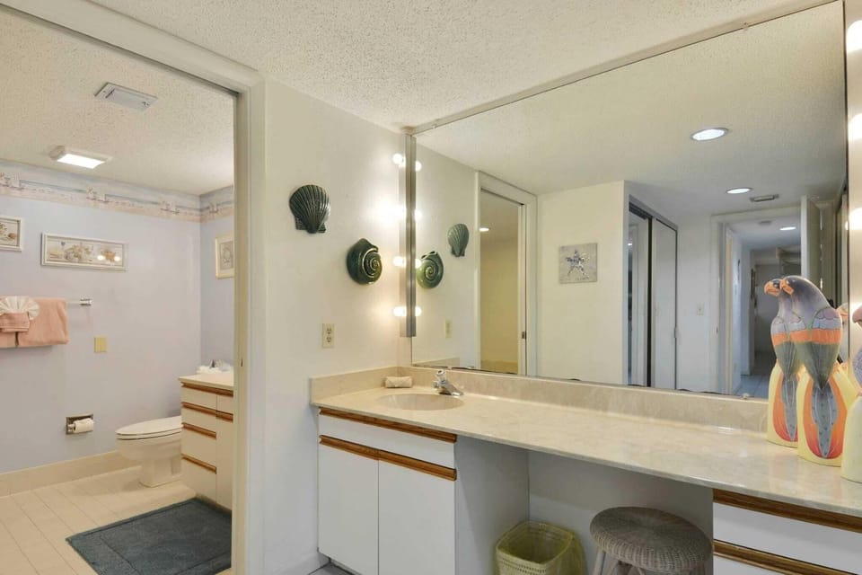 Atlantic Paradise by Avantstay Great Location w/ Balcony, Outdoor Dining & Shared Pool & Hot Tub! Cottage in Key West