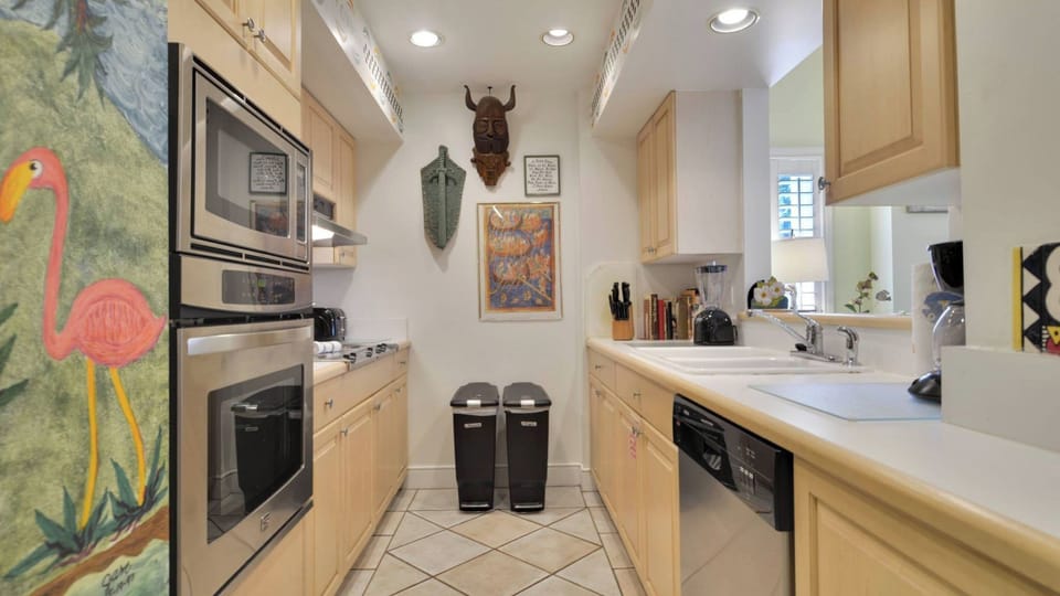 Apartment (2 Bedrooms) | Private kitchen | Fridge, microwave, oven, stovetop