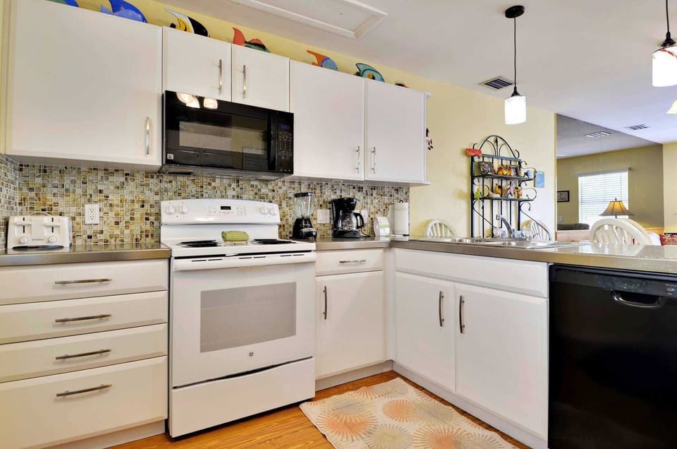 House (2 Bedrooms) | Private kitchen | Fridge, microwave, oven, stovetop