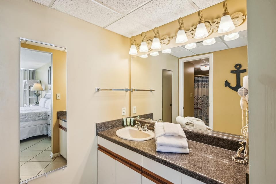 Primary Bathroom with Tub/Shower Combo