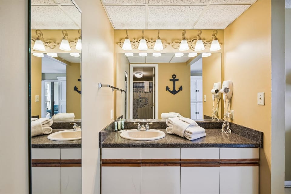 Primary Bathroom with Tub/Shower Combo