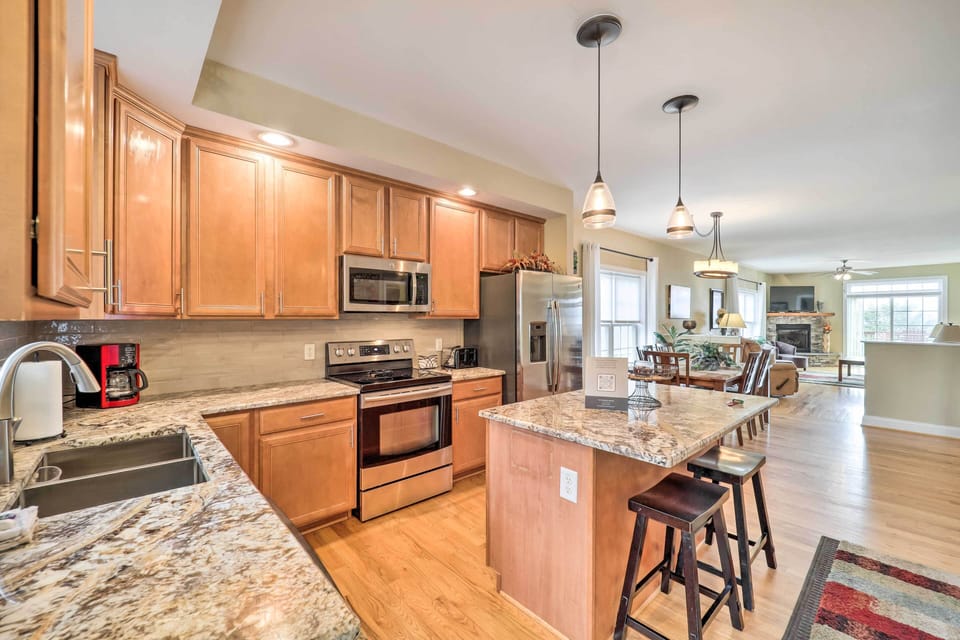 Kitchen | Fully Equipped | Coffee Maker | Dishware/Flatware | Cooking Basics