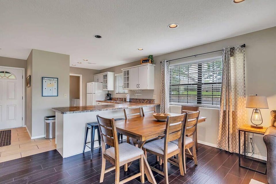 Dinning Room with seating for 6