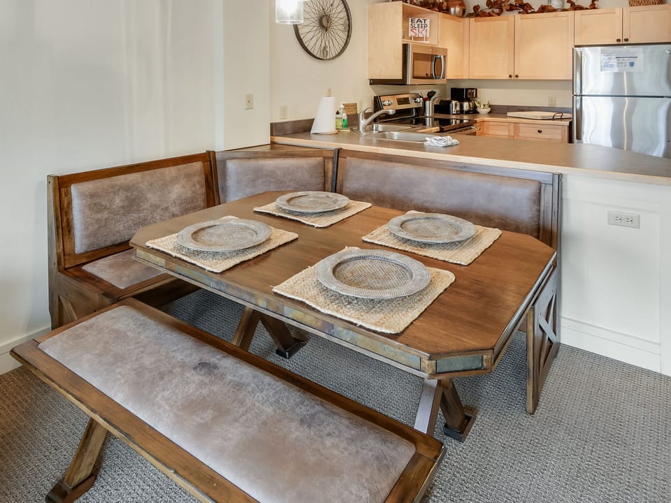 Dining space for 5-6