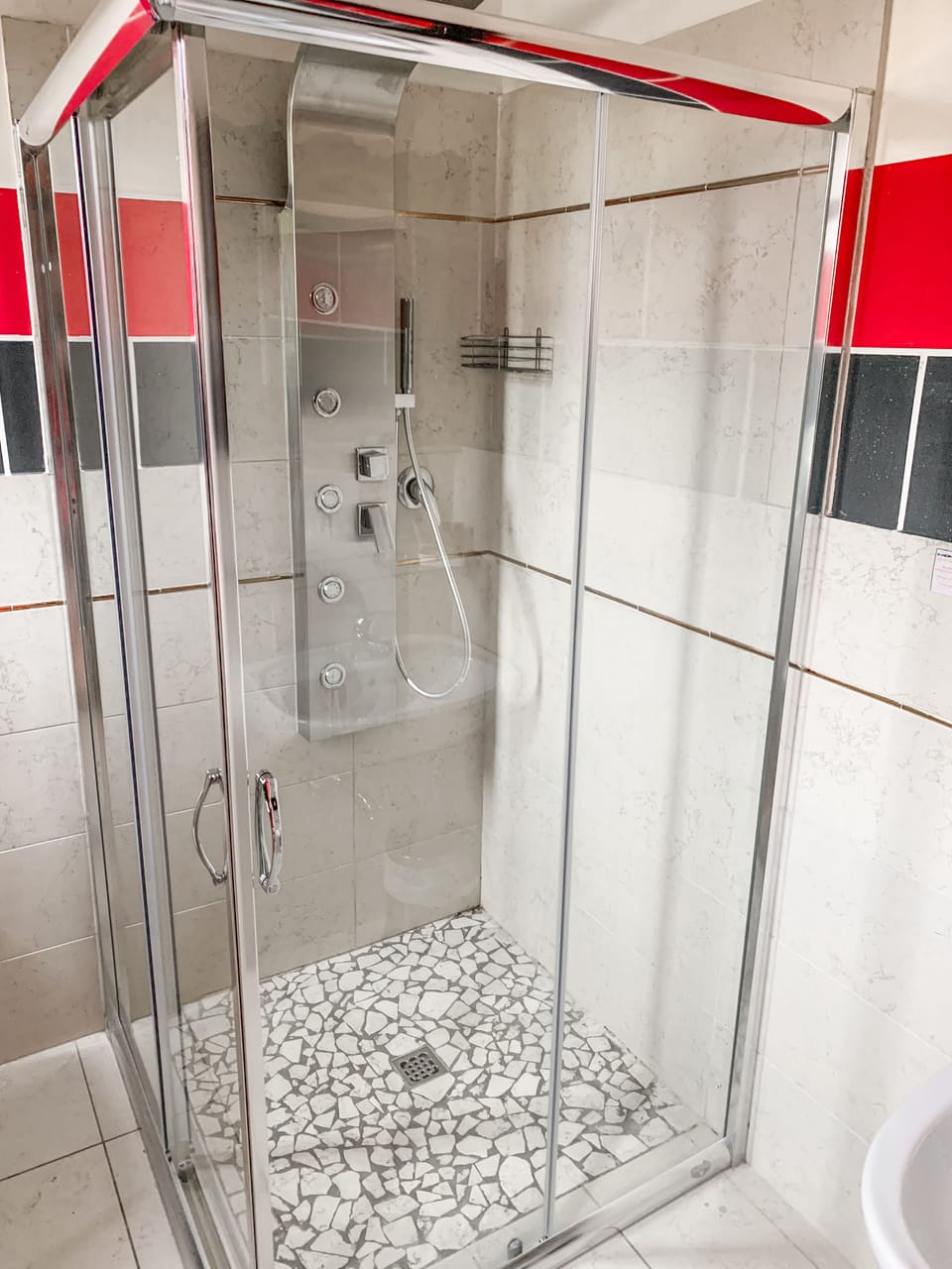 Deluxe Double Room, Annex Building | Bathroom | Shower, rainfall showerhead, free toiletries, hair dryer
