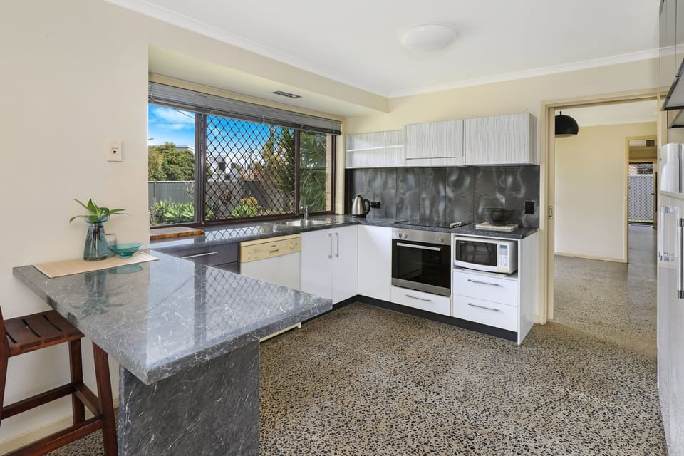 House | Private kitchen | Fridge, microwave, oven, stovetop