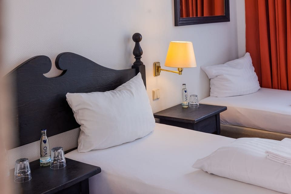 Comfort Triple Room | Desk, laptop workspace, bed sheets