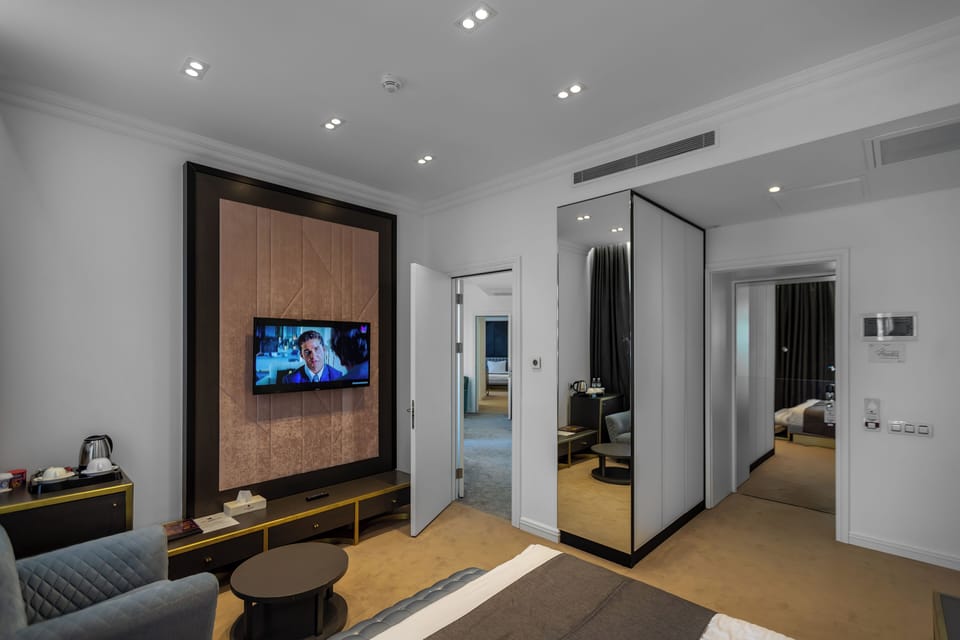 Luxury Suite | Premium bedding, minibar, in-room safe, individually decorated