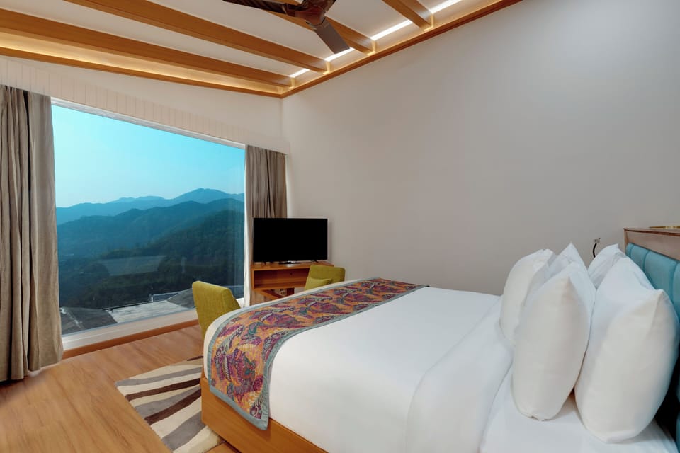 Deluxe Room, 1 King Bed | Premium bedding, down comforters, memory foam beds, minibar