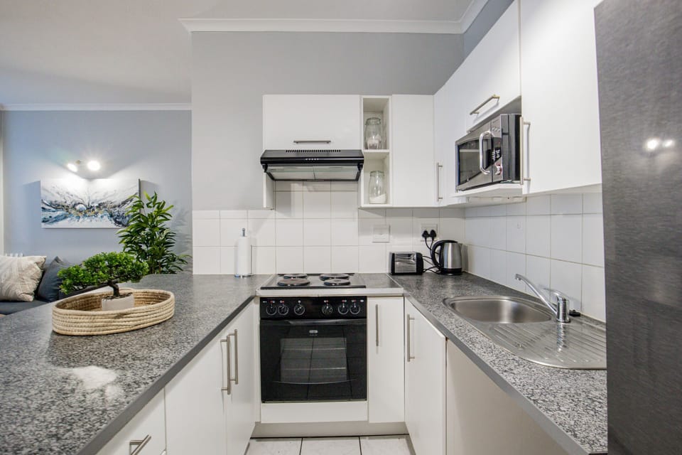Apartment (2 Bedrooms) | Private kitchen | Fridge, microwave, oven, stovetop