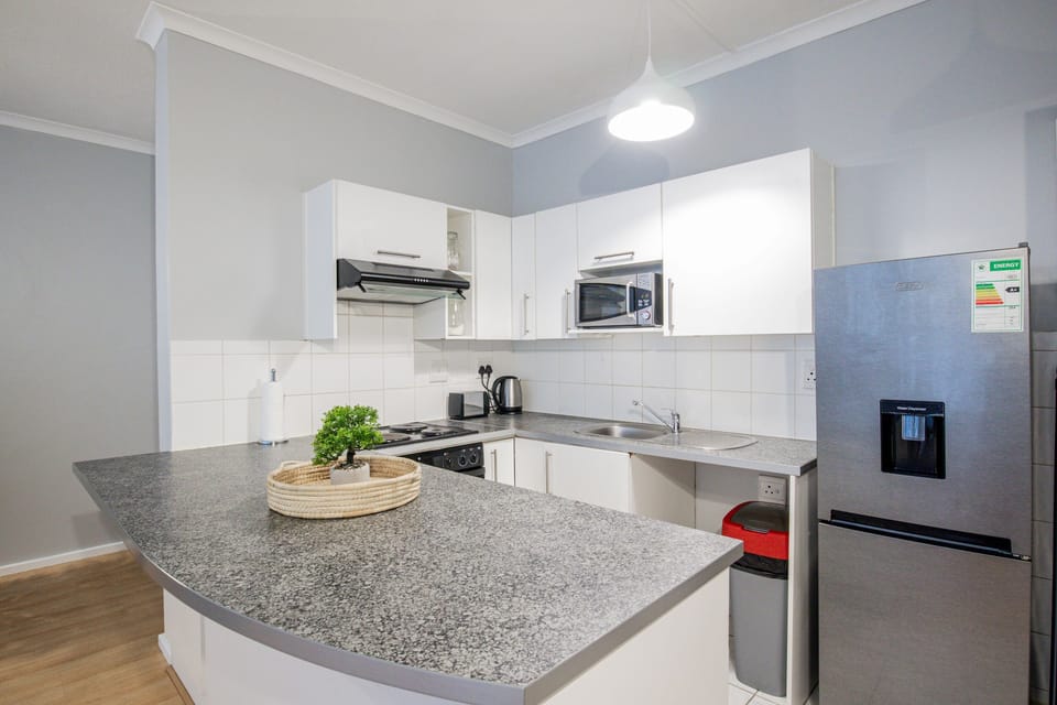 Apartment (2 Bedrooms) | Private kitchen | Fridge, microwave, oven, stovetop